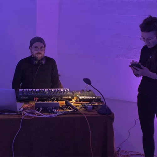 sculpture immersive dj et artiste sonore pour spatialiser l'espace dans une pièce rose