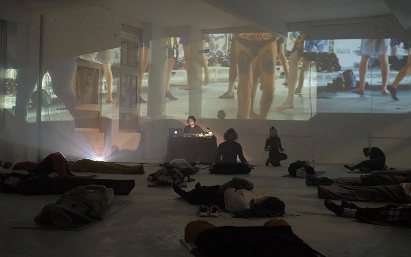 sculpture immersive et feng shui avec des corps au sol sur des tapis de yoga en belgique