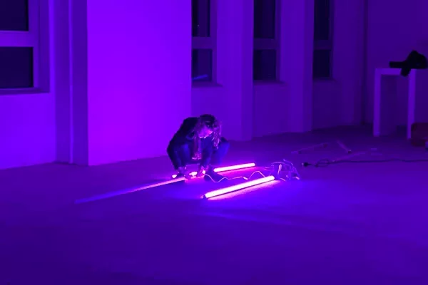 ambiance violette avec des néons et une personne au milieu yoga bruxelles saint-gilles