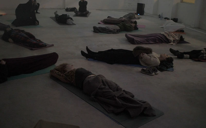 sculpture immersive et yoga savasana au sol