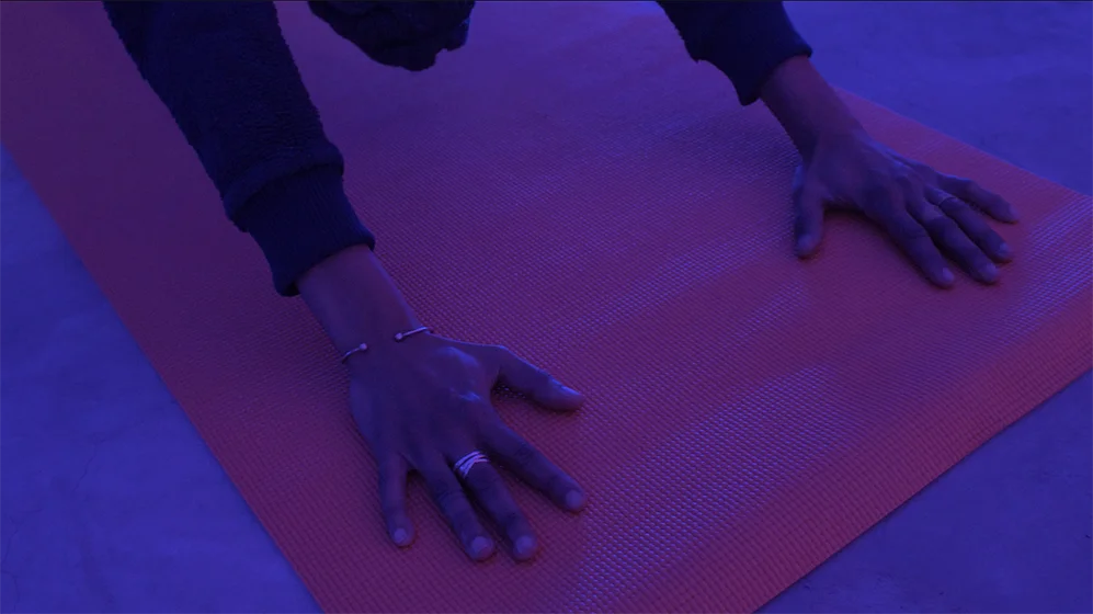 mains en hasta bandha ancrées dans un tapis