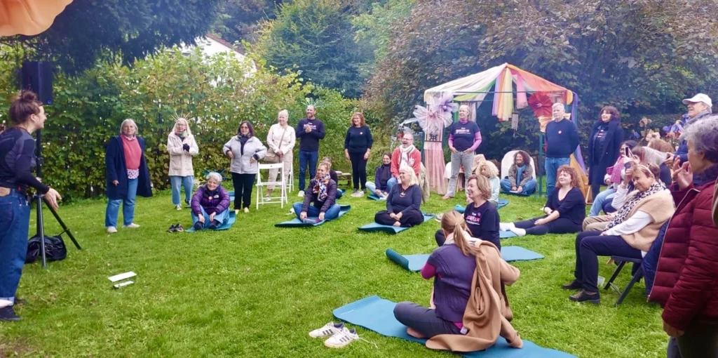 cours de yoga en plein aire pour une trentaine de personne